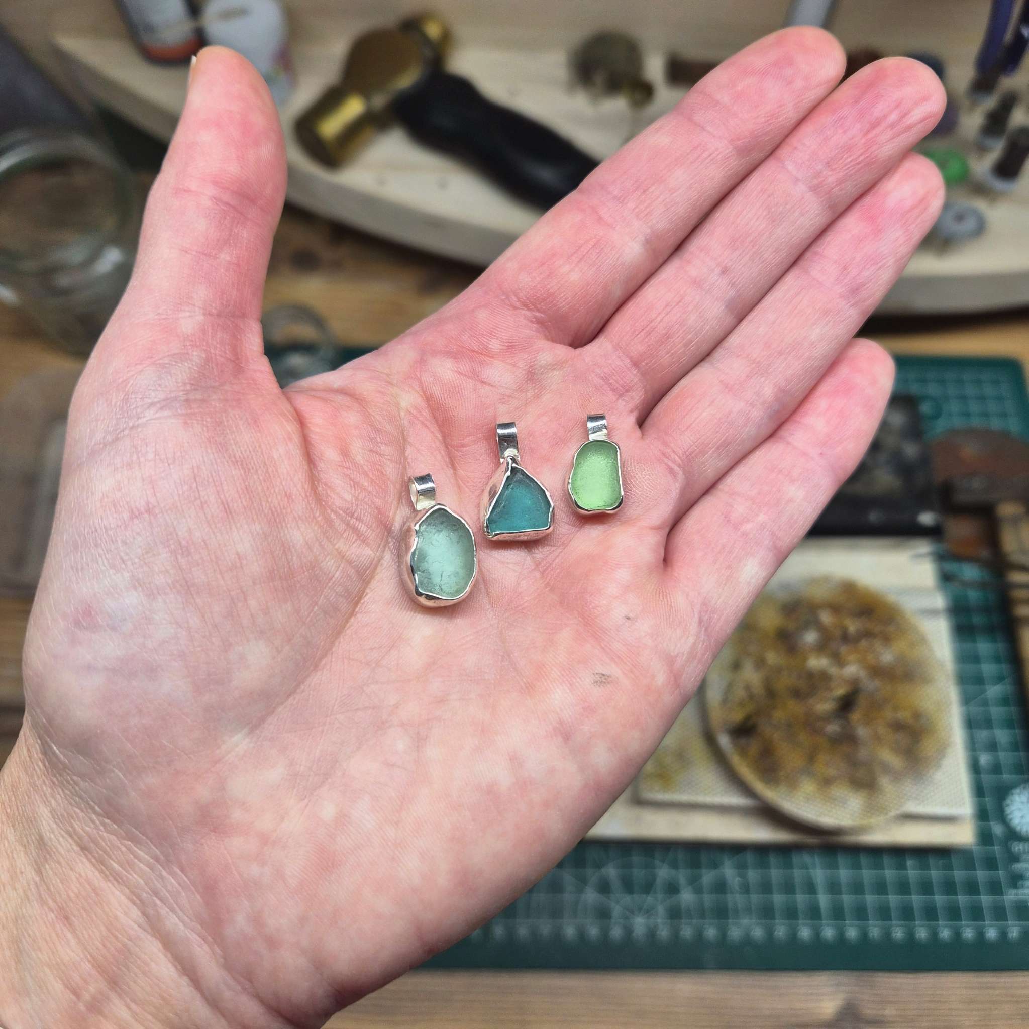 Seeglas Kette · Symbol-Anhänger · Naturfarben Grün, Aqua, Türkis