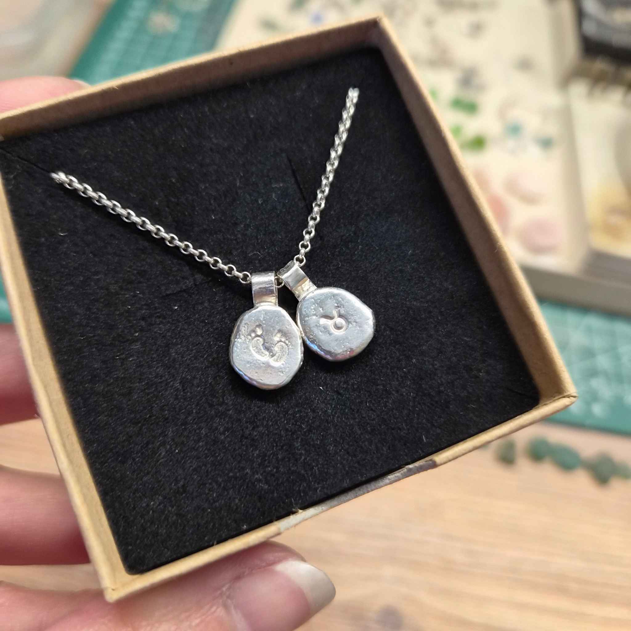 Babyfüße Kette mit Sternzeichen | Handgeschmiedet 925 Silber | Geschenk zur Geburt personalisiert