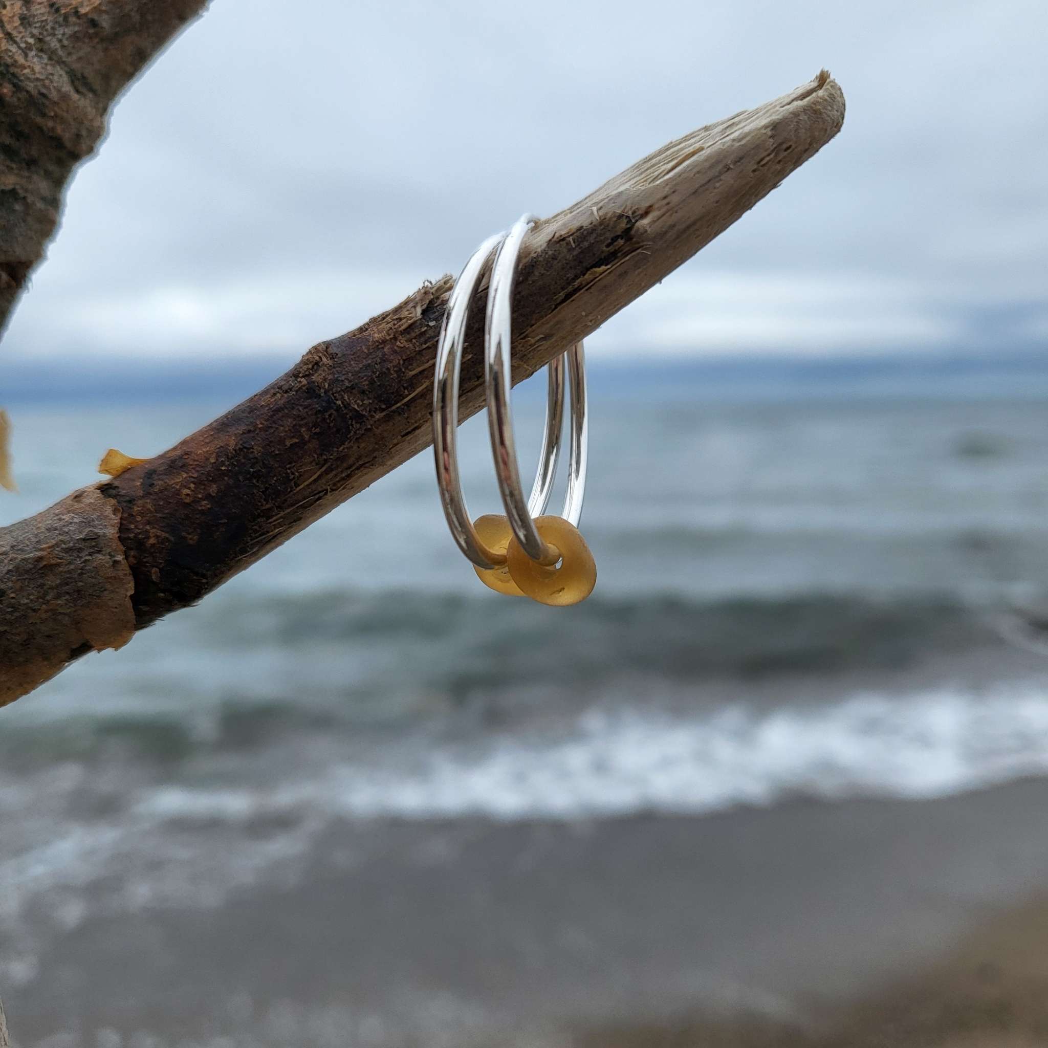 Federleichte Silber Creolen mit Seeglas - perfekt für den Alltag und die nächste Strandparty