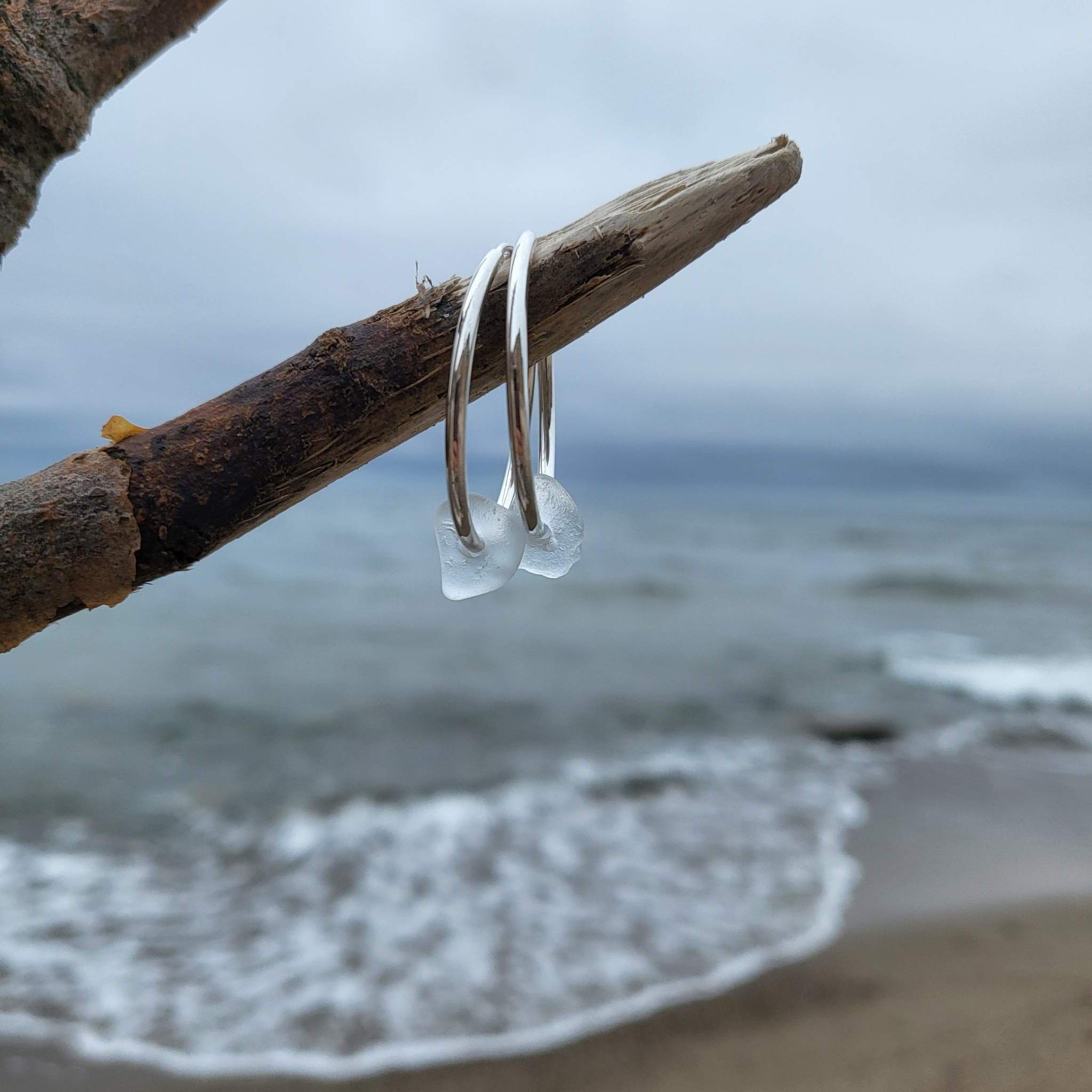 Federleichte Silber Creolen mit Seeglas - perfekt für den Alltag und die nächste Strandparty
