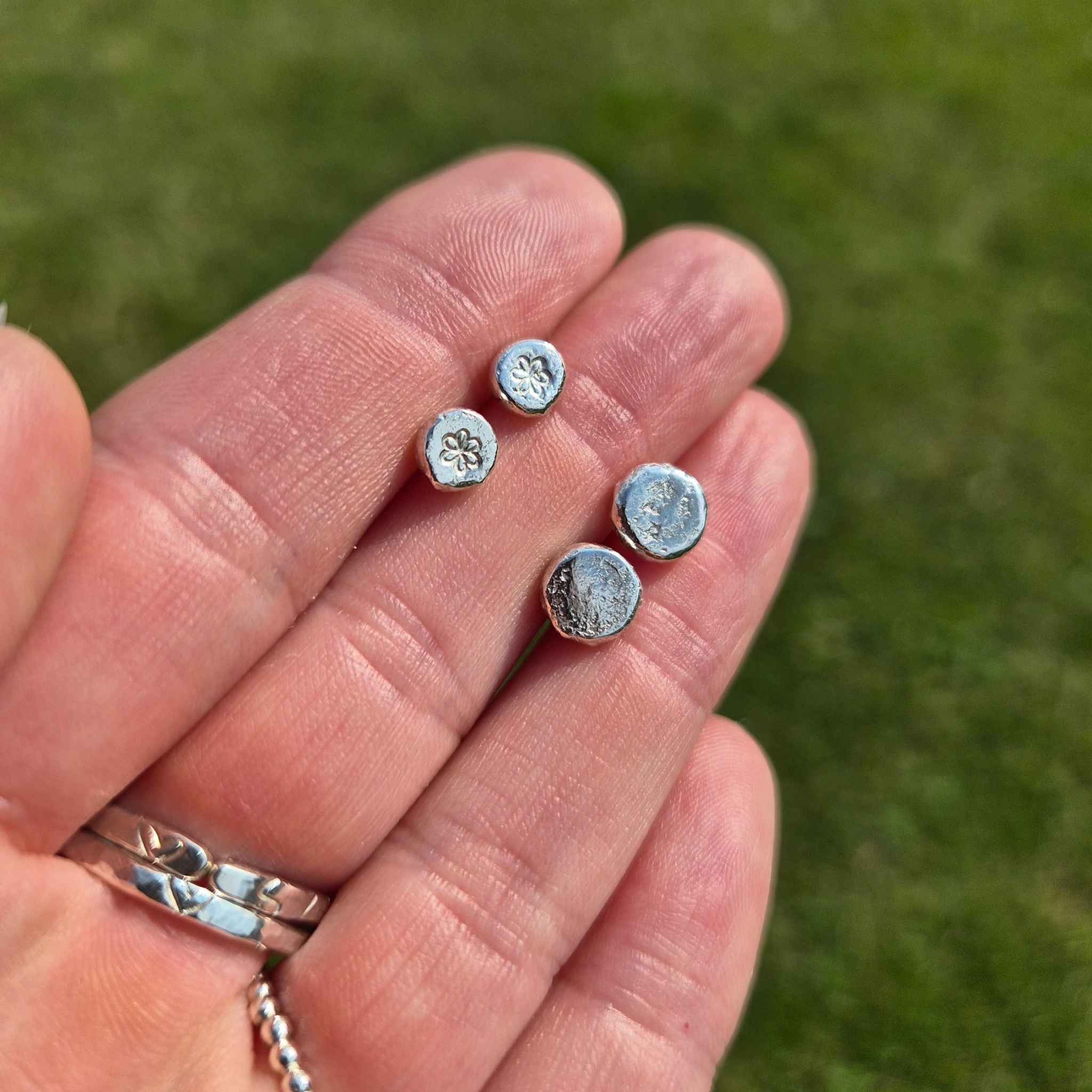 Silberne Ohrringe Stecker rund | Handgeschmiedet 925 Silber | pur oder mit Zeichen