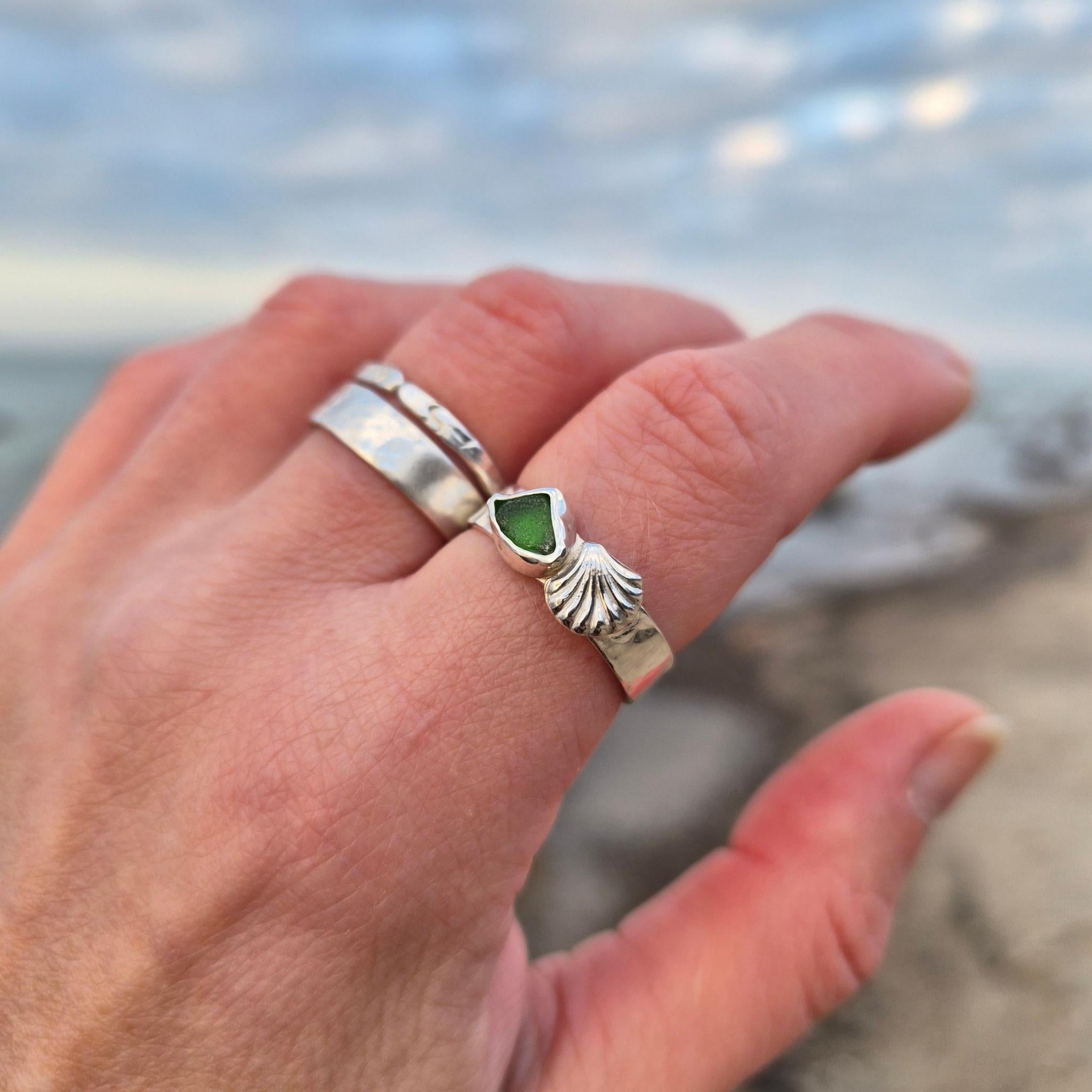 Muschel Ring Handgefertigt mit Hammerschlag & grünem Seeglas - Unikat