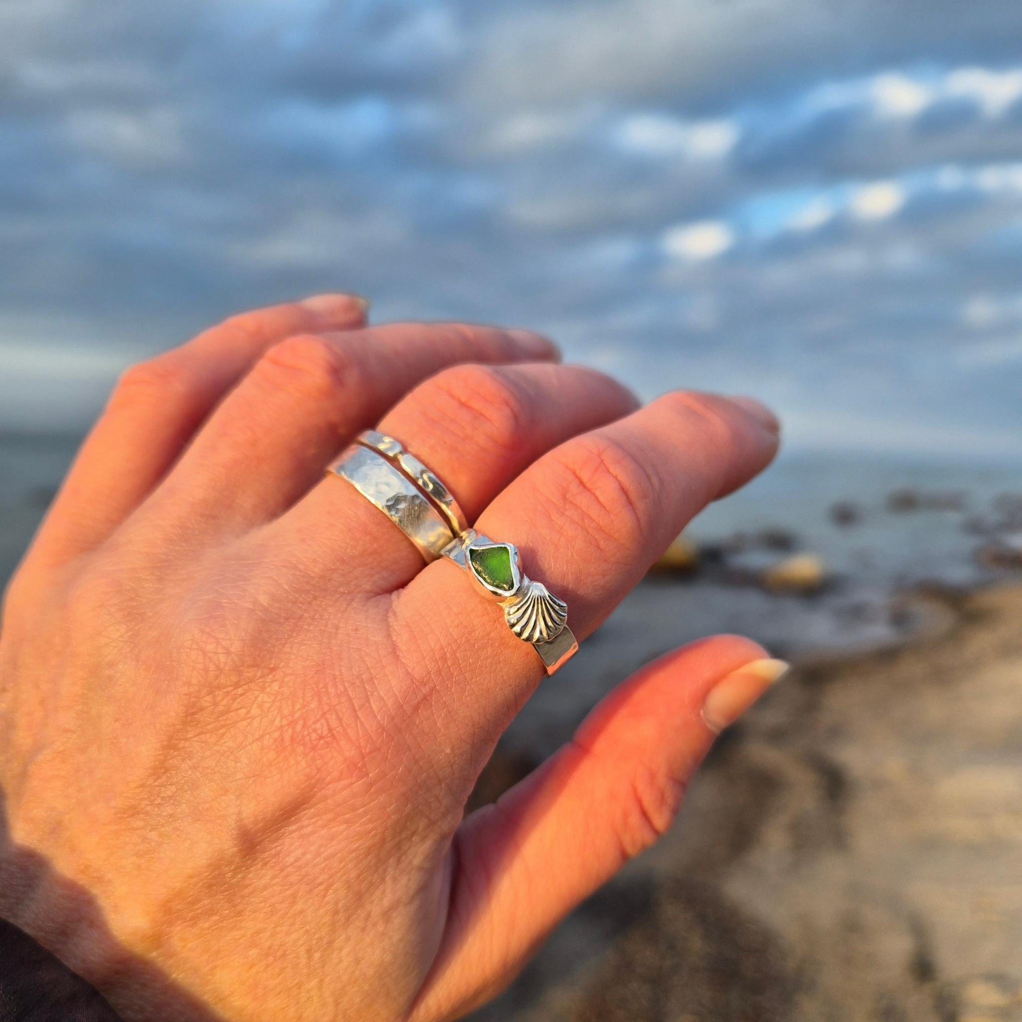 Muschel Ring Handgefertigt mit Hammerschlag & grünem Seeglas - Unikat