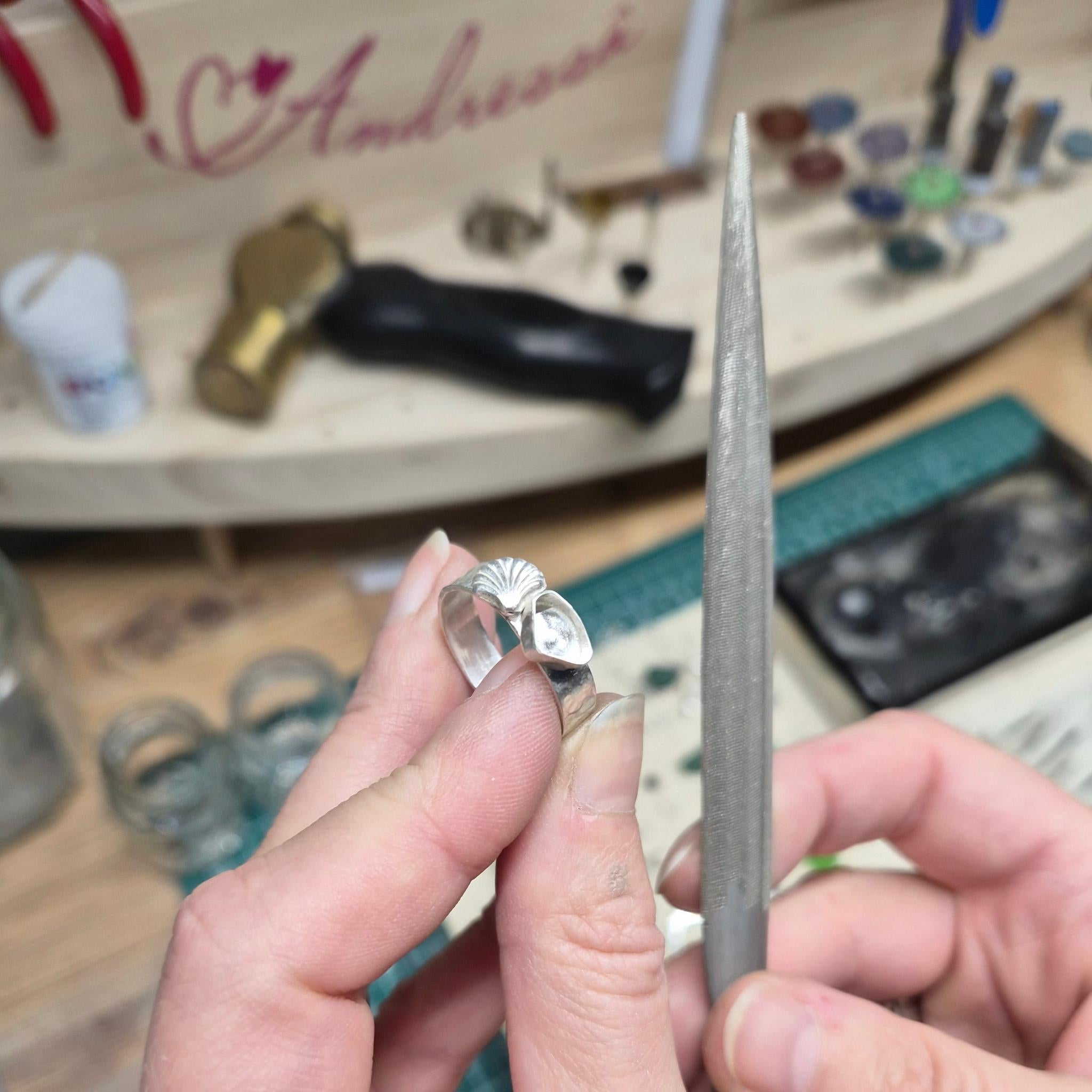 Muschel Ring Handgefertigt mit Hammerschlag & grünem Seeglas - Unikat