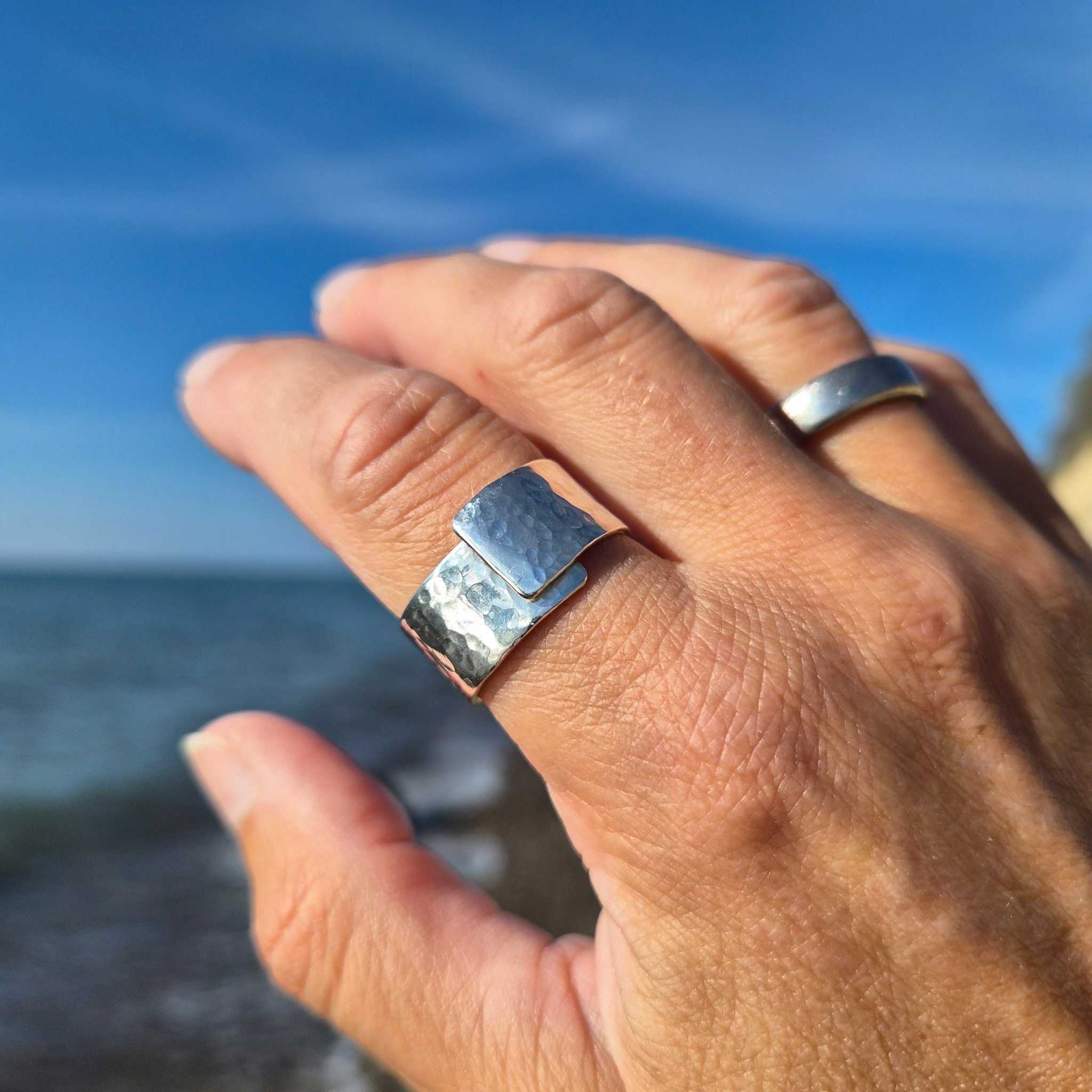Offener Bandring · Hammerschlag asymmetrisch · 935 Silber von Rügen