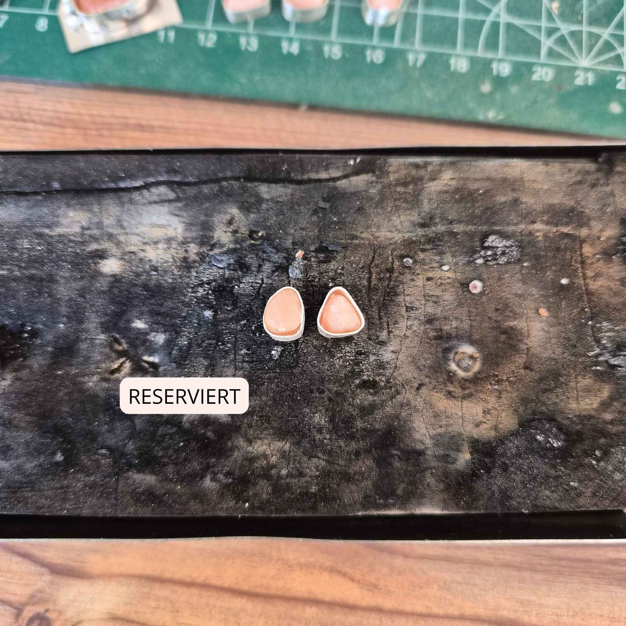 RESERVIERT: Rosa Ostseejade Ohrstecker ·  935 Silber · Handgeschmiedet von Rügen