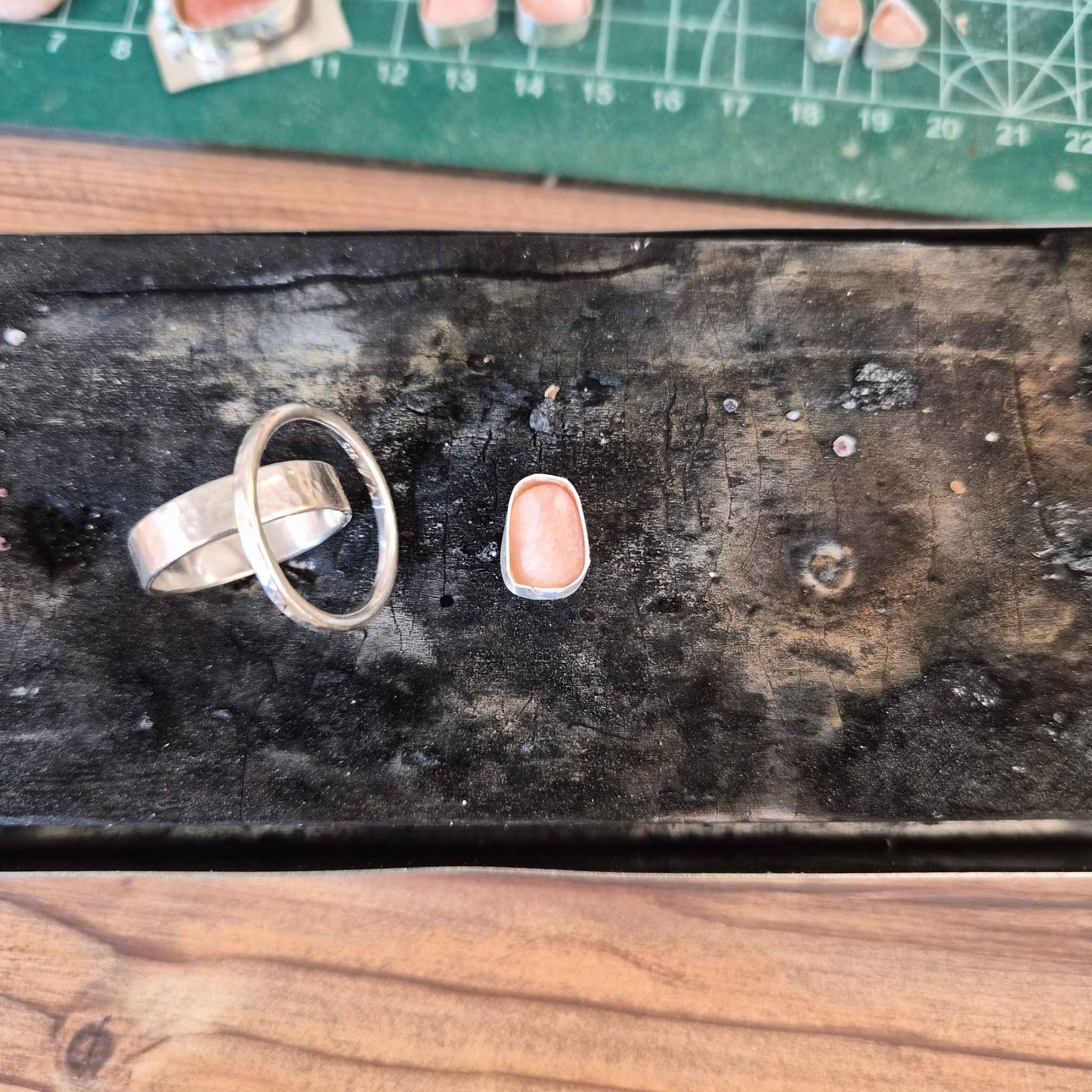 Rosa Ostseejade Ring · Handgeschmiedet 935 Silber · Hammerschlag von Rügen Andressa Schmuck Ruegen