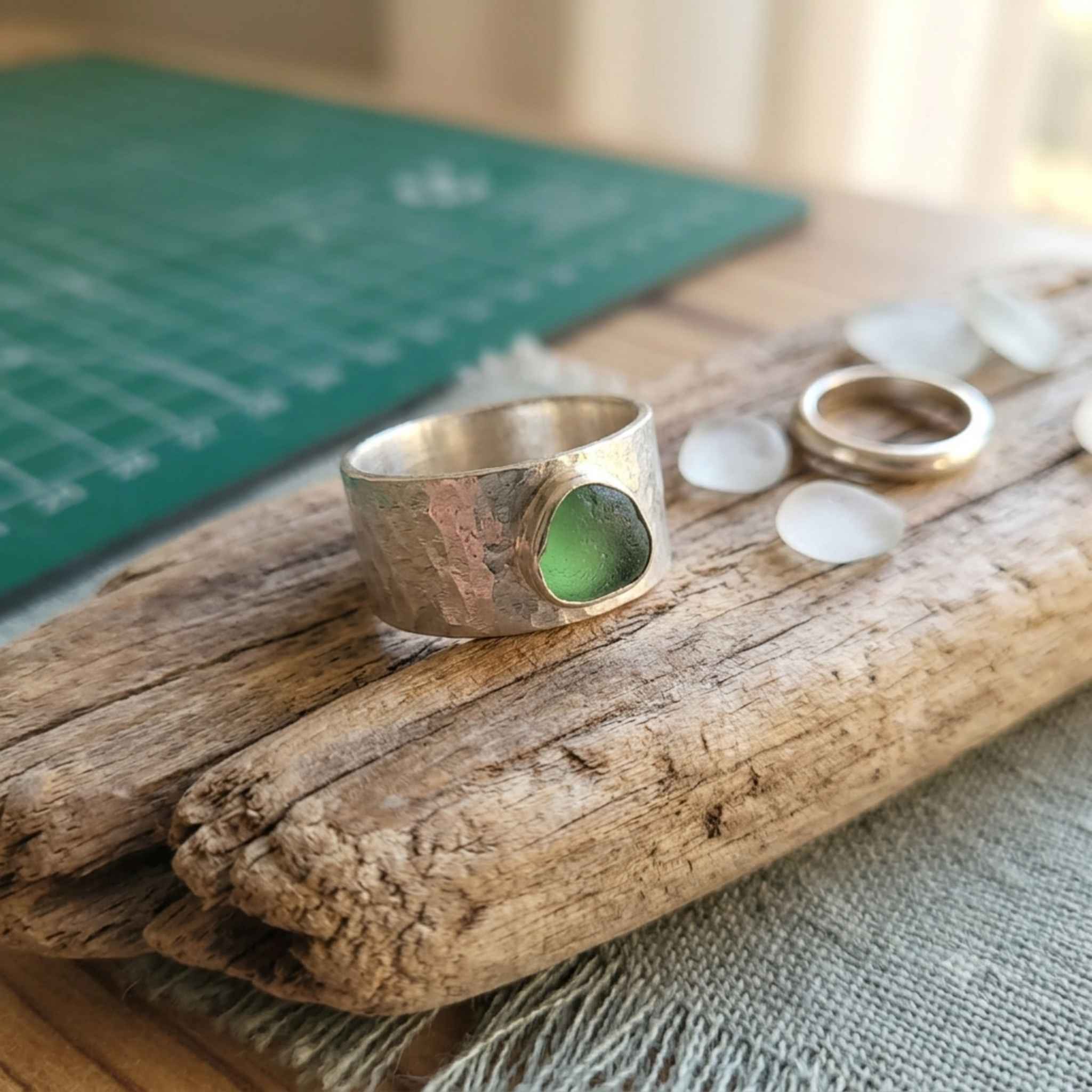 Seeglas Ring Bandring · Hammerschlag · türkises Seeglas, personalisierbar