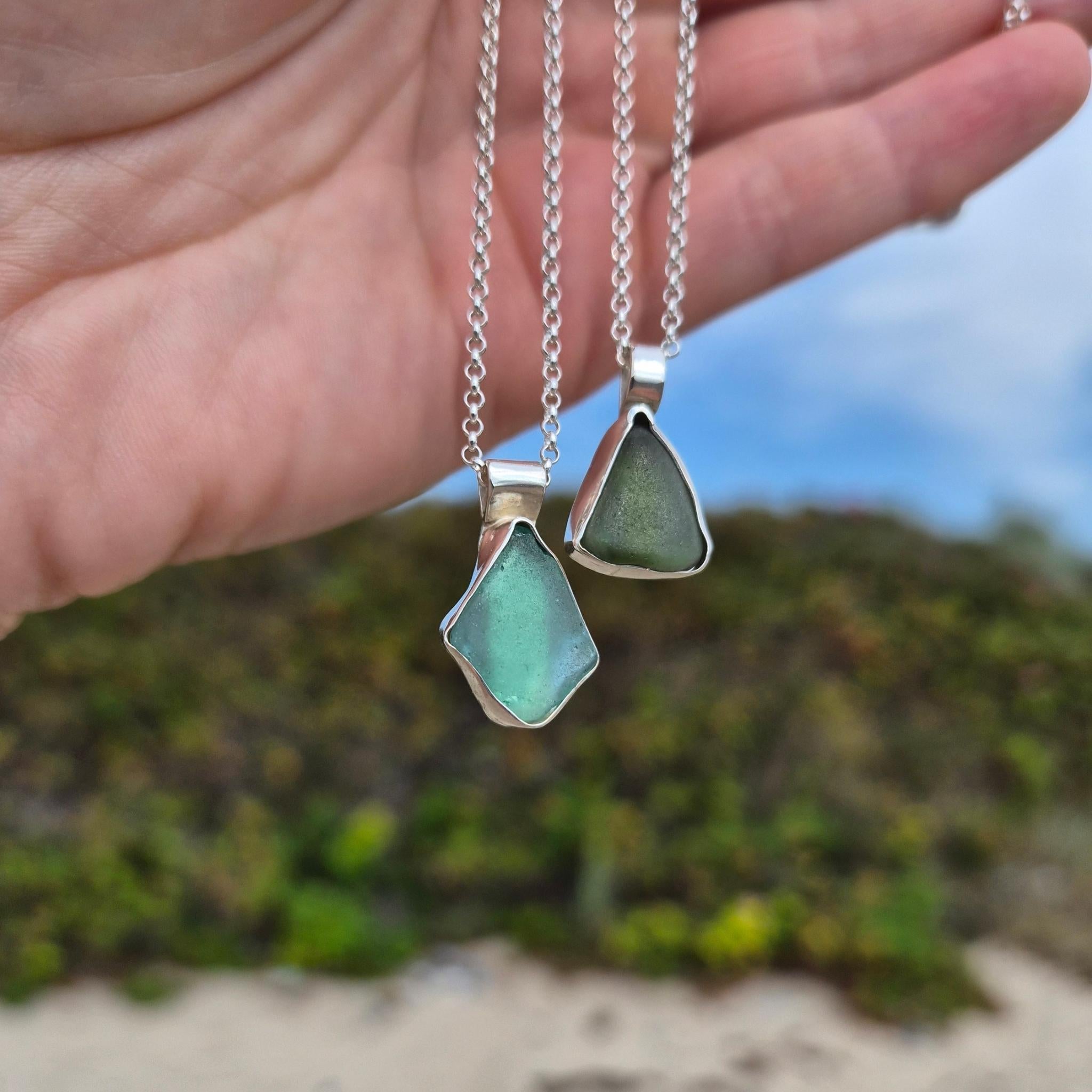 Seeglaskette Aquamarin Olivgrün geschmiedet auf Rügen Silber Ostsee