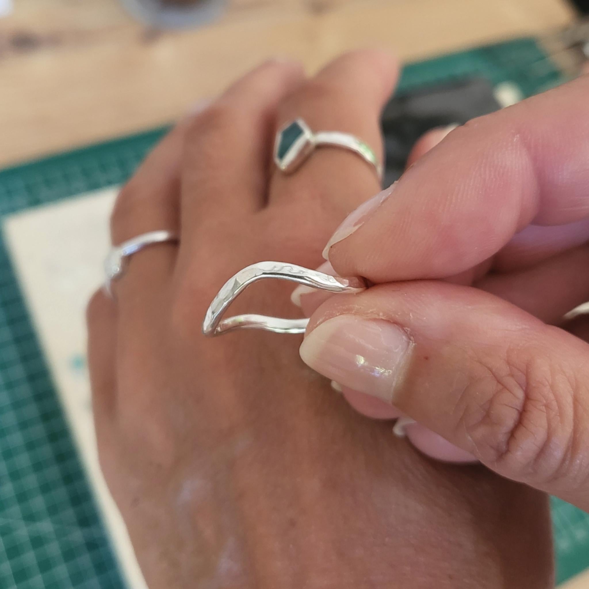 Wellenring Wavy - handgeschmiedeter Silberring mit Hammerschlagoptik andressa schmuck ruegen