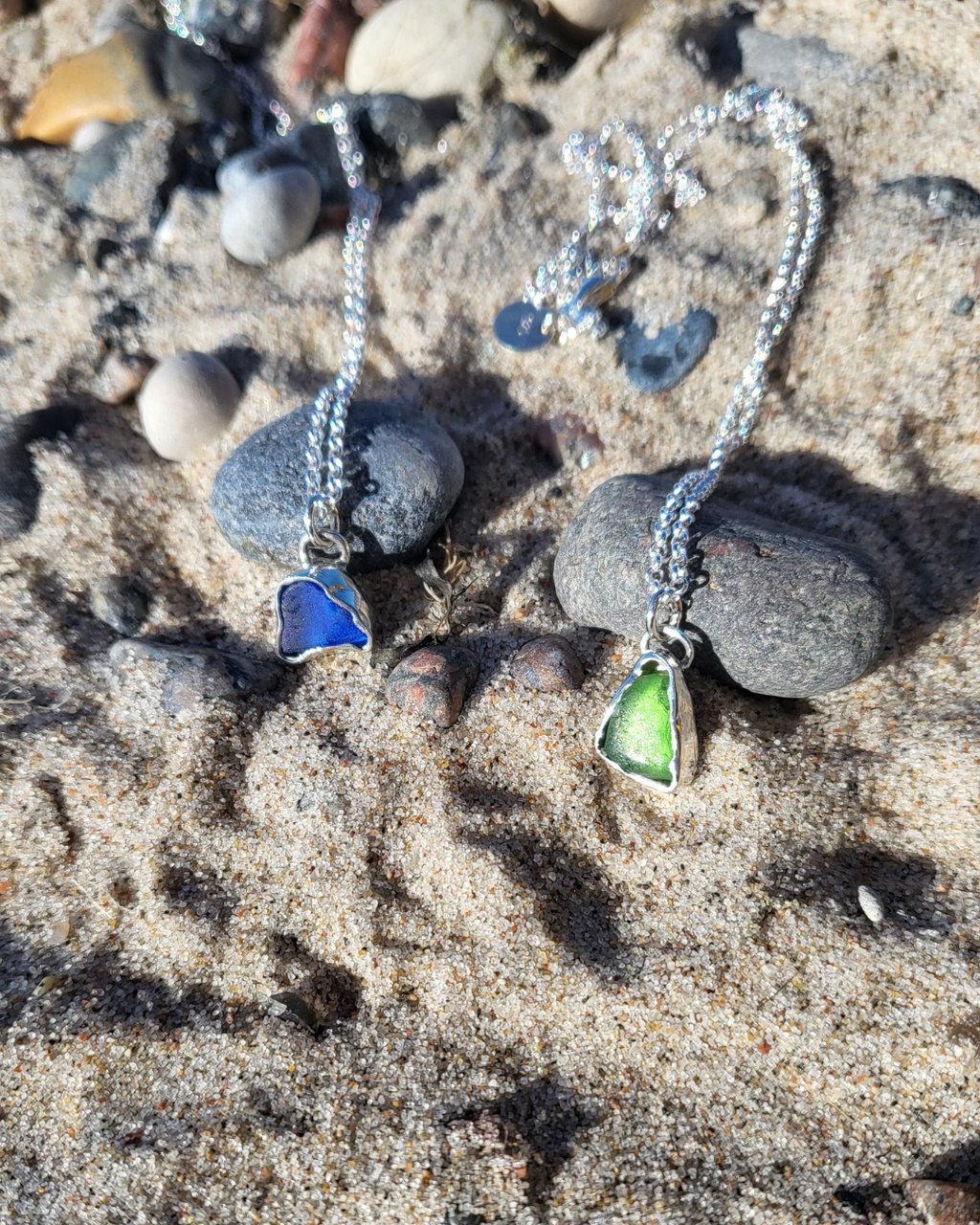 Dunkelblaue und Grasgrüne Seeglas Silberketten mit echtem Seeglas von Rügen