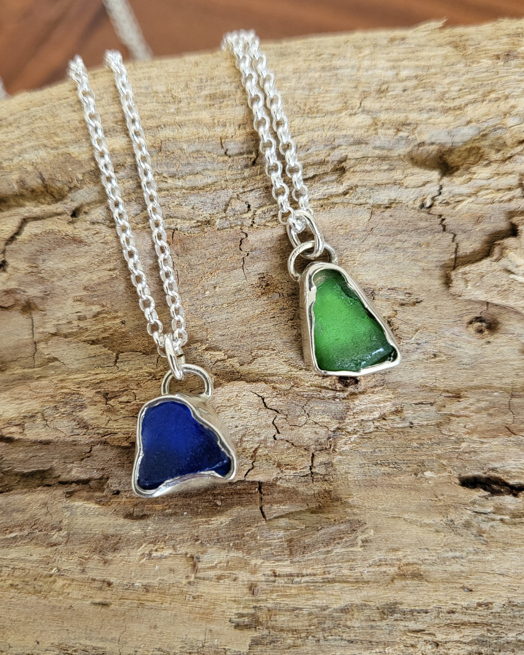 Dunkelblaue und Grasgrüne Seeglas Silberketten mit echtem Seeglas von Rügen