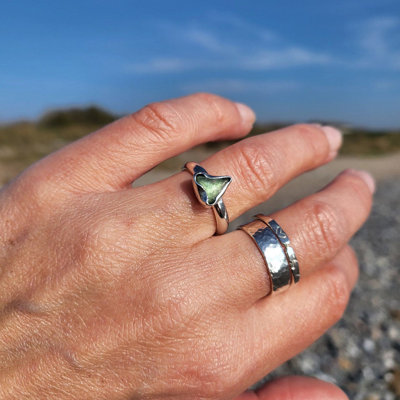 Zarter Silberring mit echtem Seeglas in strahlendem olivegrün - Handgefertigter Unikatschmuck aus 925 Sterling Silber