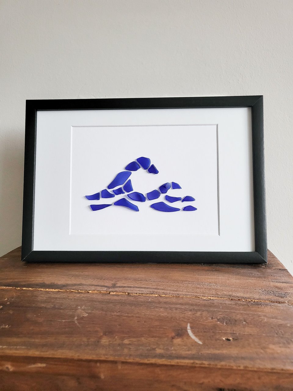 Handgemachtes Bild Wellengang einer blauen Welle aus Seeglas von Rügen