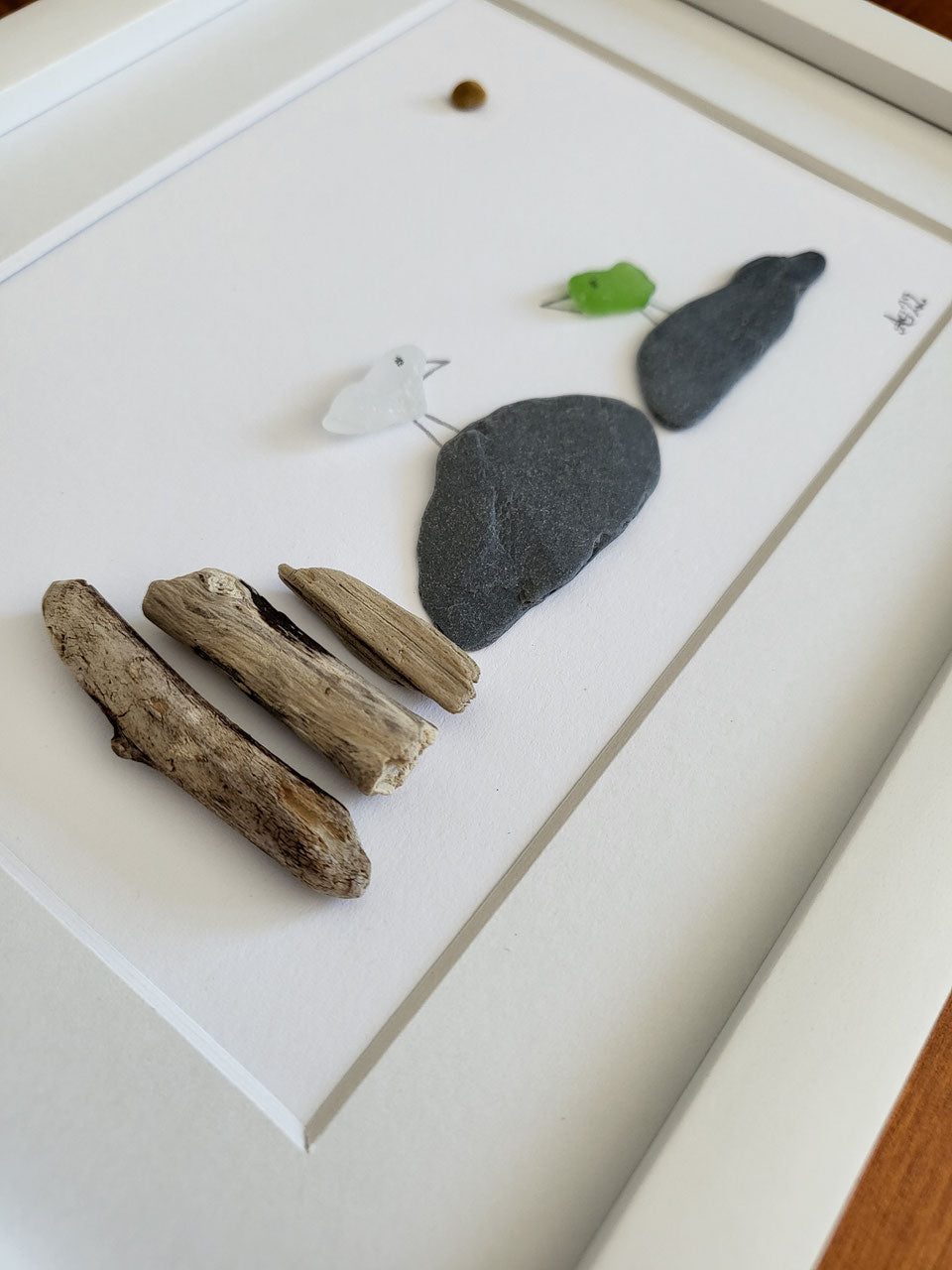 Seeglasbild Steinküste - mit Treibholz, Steinen und echtem Seeglas aus der Ostsee