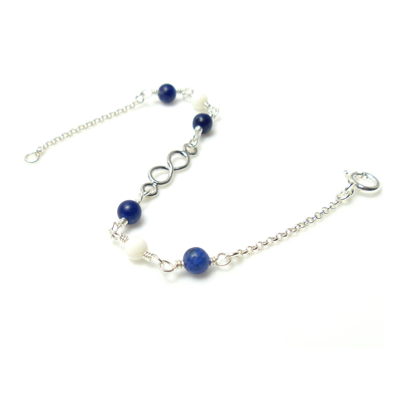 Infinity & blauer Sodalith und weiße Koralle 925 Silberarmband