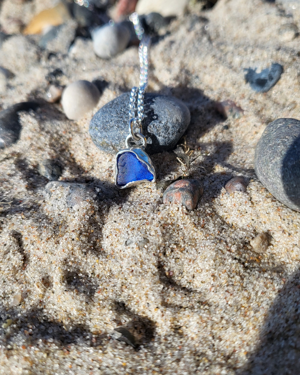 Dunkelblaue und Grasgrüne Seeglas Silberketten mit echtem Seeglas von Rügen