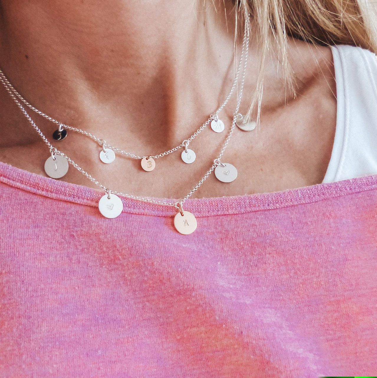 Zarte Namenskette mit fünf Plättchen - von Hand gefertigt mit einem rosévergoldeten Highlight