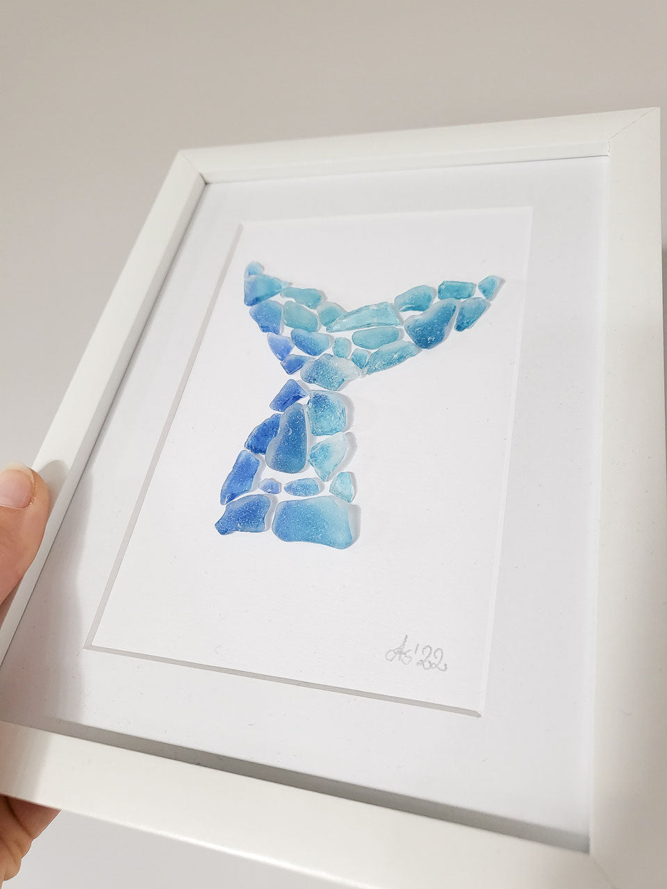 Einzigartiges Seeglasbild "Batik Flosse" - Handgefärbtes Ostseeglas in nachhaltigem Rahmen