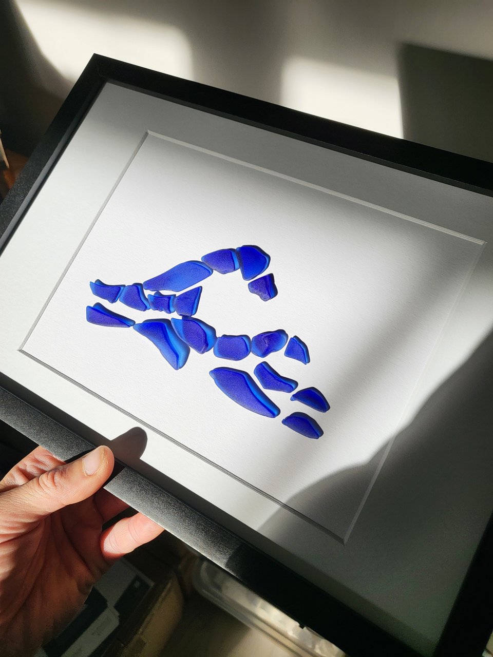 Handgemachtes Bild Wellengang einer blauen Welle aus Seeglas von Rügen