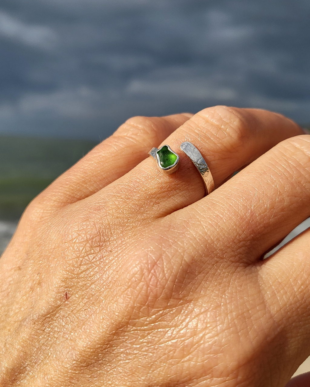 Einzigartiger Seeglasring im Schlangendesign mit grünem Seeglas – Handgefertigtes Unikat aus Rügen