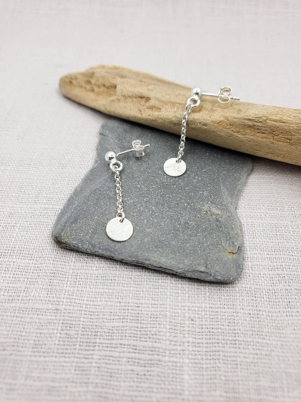 Ohrstecker mit einer kleinen Kugel und einem schwingenden Plättchen 925 Silber / Namensschmuck