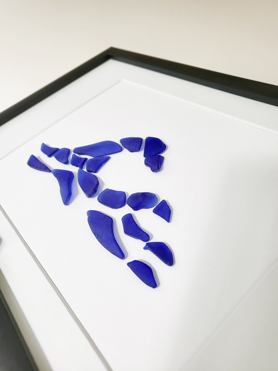 Handgemachtes Bild Wellengang einer blauen Welle aus Seeglas von Rügen