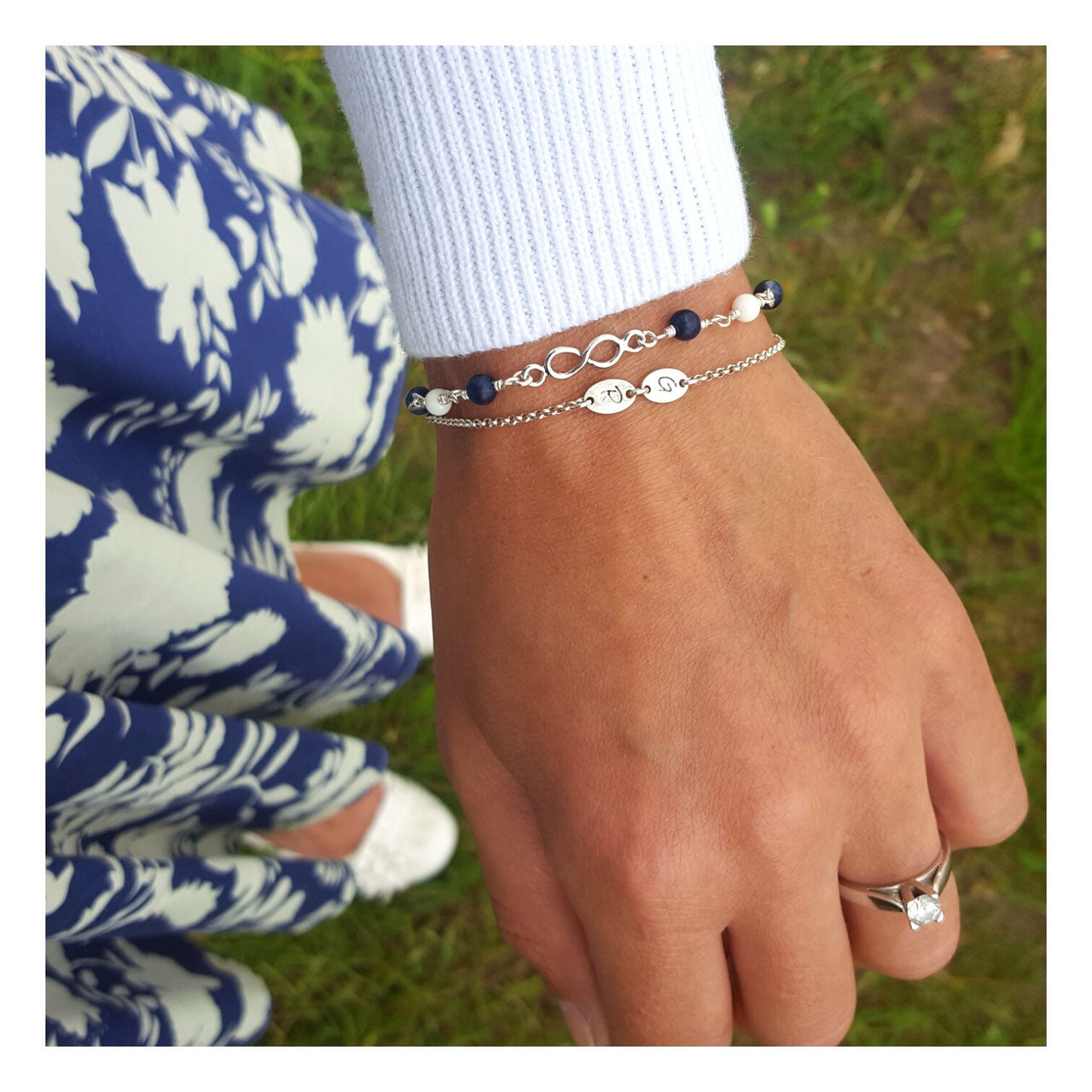 Infinity & blauer Sodalith und weiße Koralle 925 Silberarmband