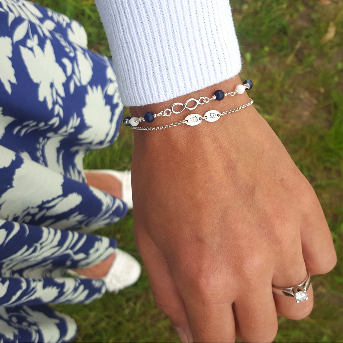 Infinity & blauer Sodalith und weiße Koralle 925 Silberarmband