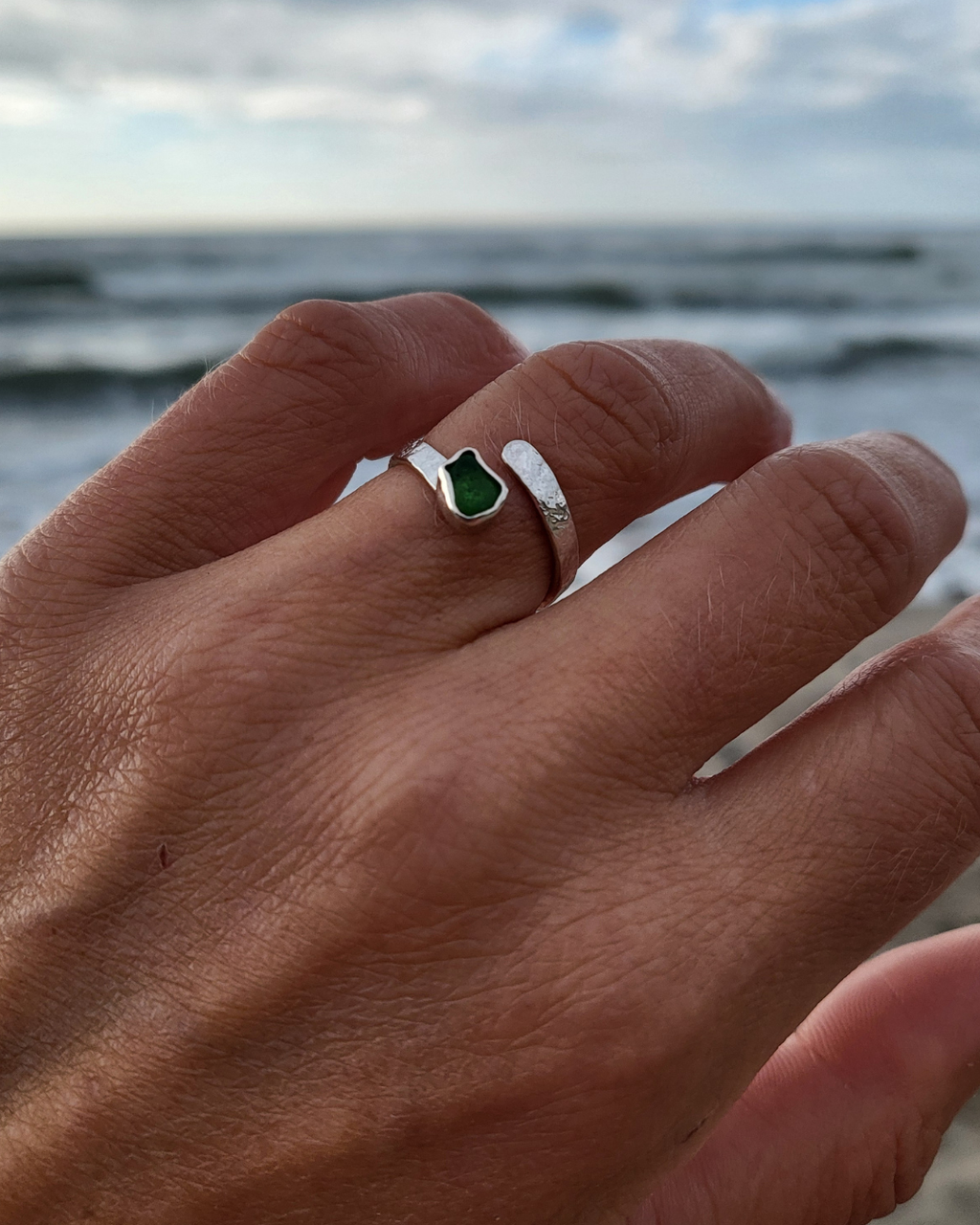 Einzigartiger Seeglasring im Schlangendesign mit grünem Seeglas – Handgefertigtes Unikat aus Rügen