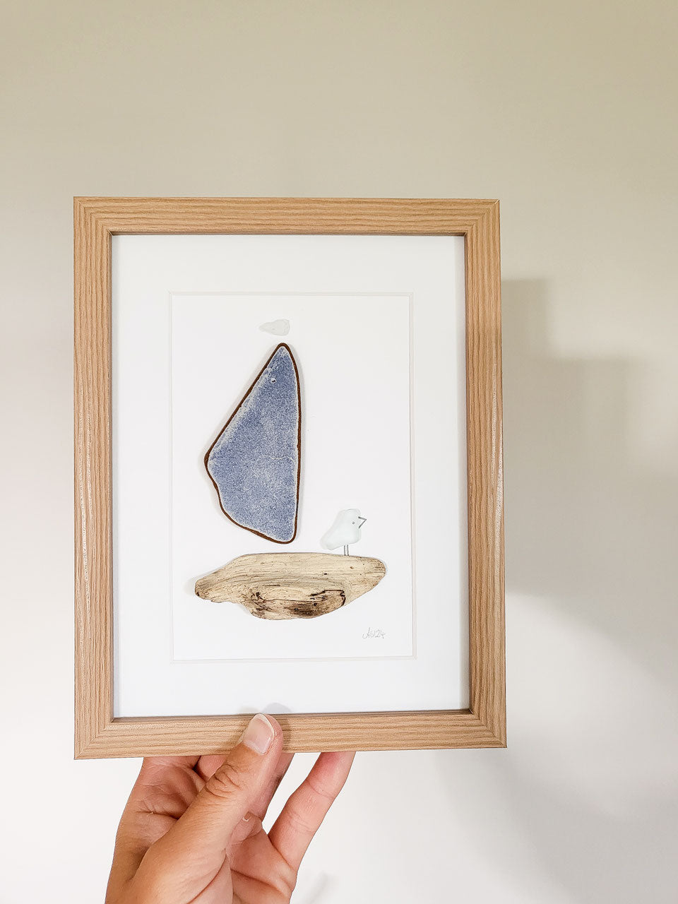 Seeglasbild Segelboot mit Kapitain - mit Keramik, Treibholz und echtem Seeglas aus der Ostsee