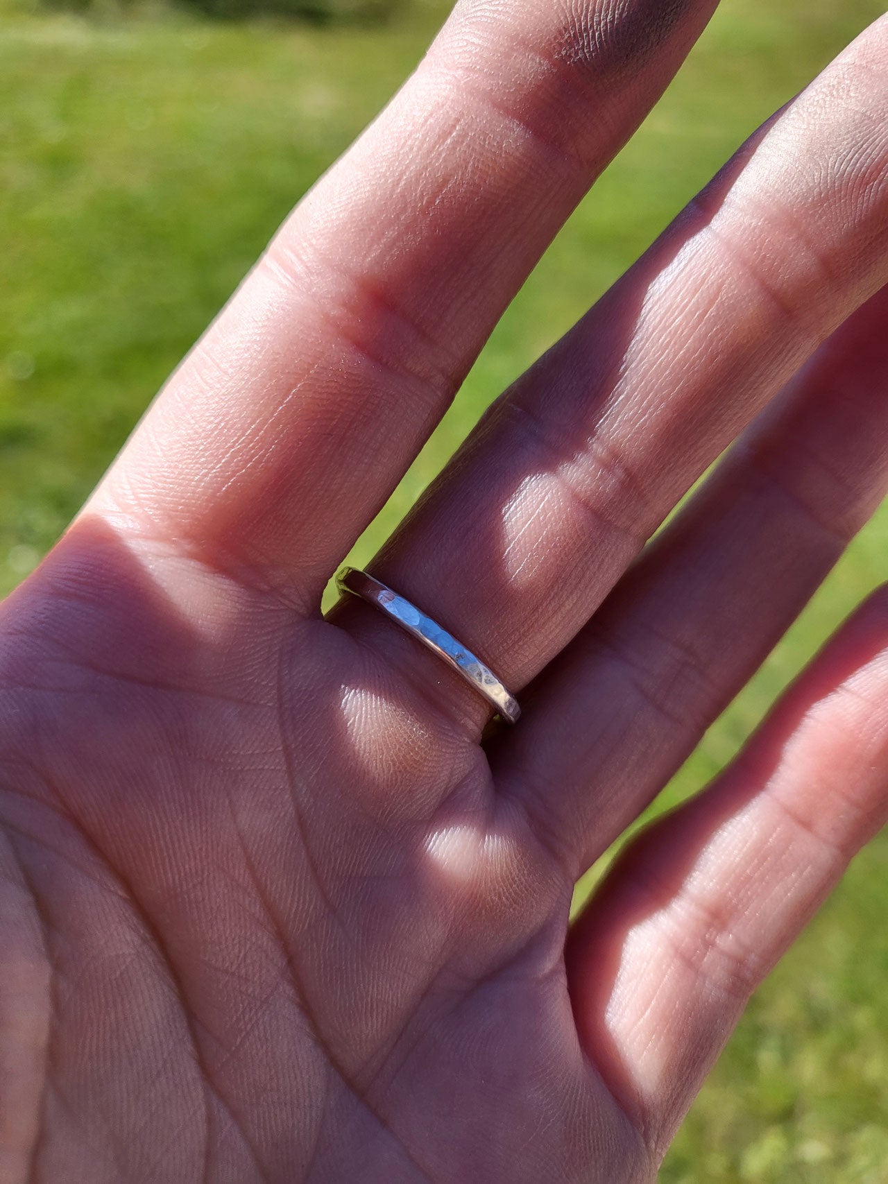 Zarter Umarmungsring – Dein persönliches Schmuckstück aus recyceltem Silber