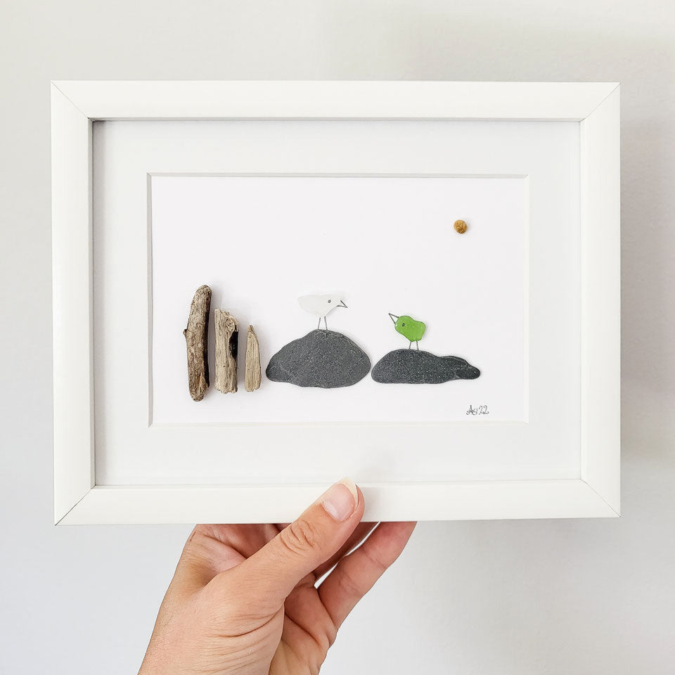 Seeglasbild Steinküste - mit Treibholz, Steinen und echtem Seeglas aus der Ostsee