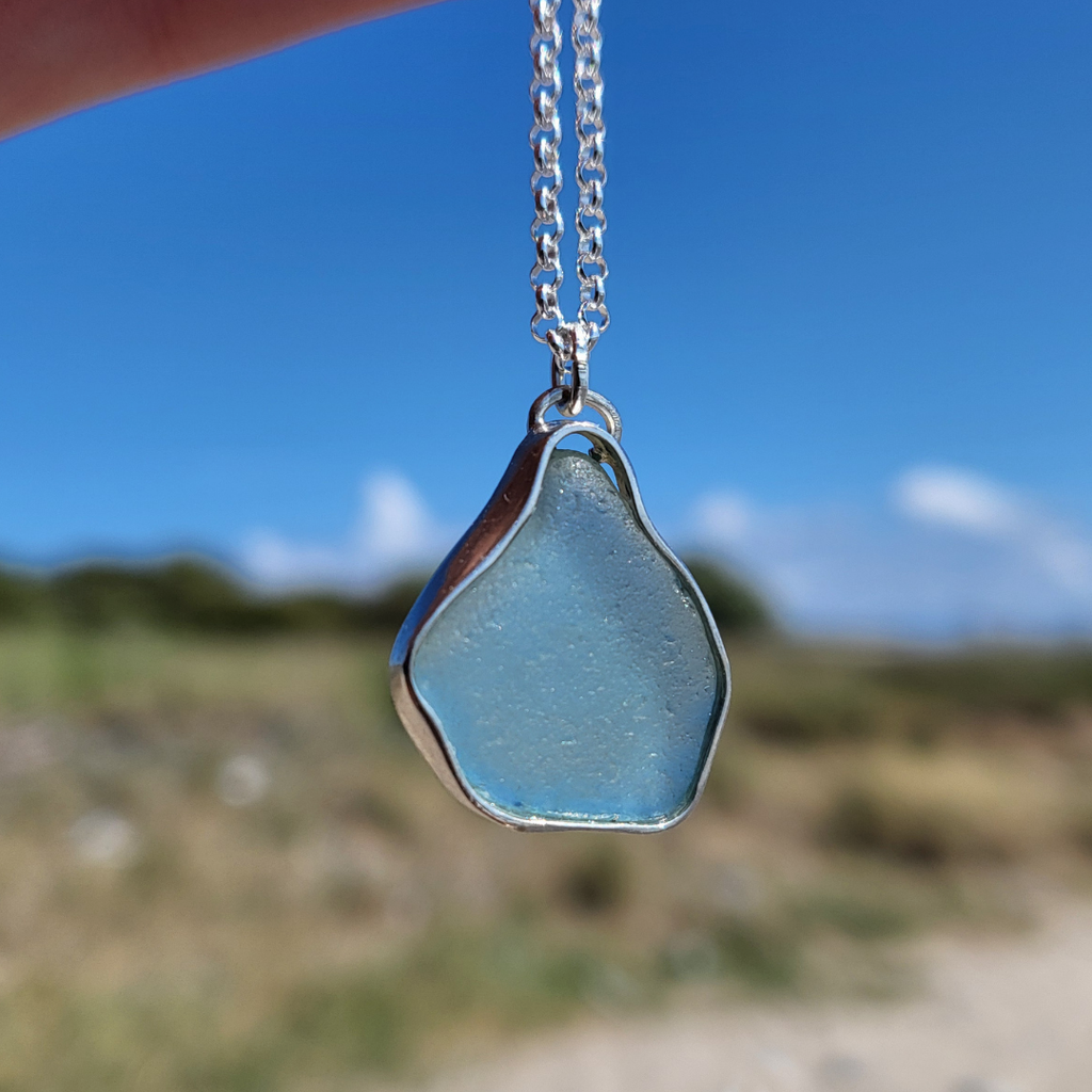 Seeglas Kette mit Aqua-Tropfenanhänger oder einer kleinen Bohnenform - Silberkette mit echtem Seeglas von Rügen