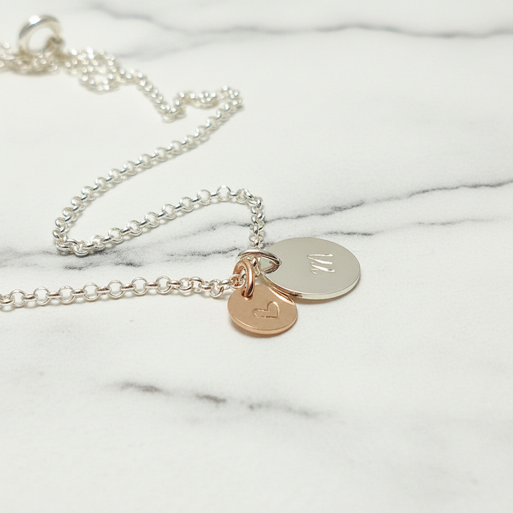 Handgefertigte Personalisierte Silberkette mit einem rosévergoldeten und einem Silberplättchen
