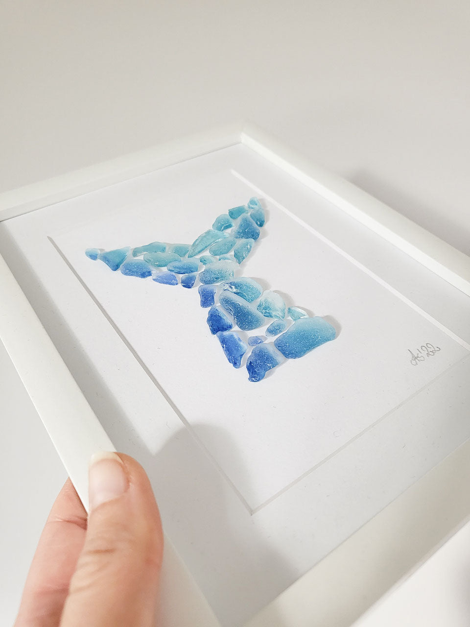 Einzigartiges Seeglasbild "Batik Flosse" - Handgefärbtes Ostseeglas in nachhaltigem Rahmen