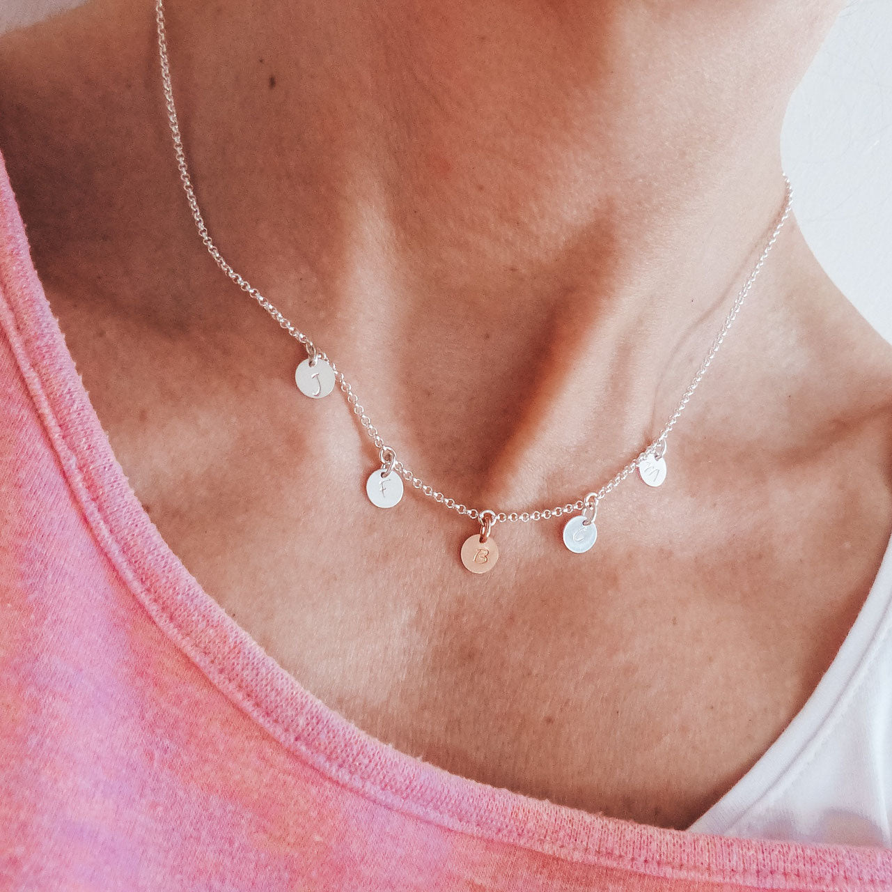 Zarte Namenskette mit fünf Plättchen - von Hand gefertigt mit einem rosévergoldeten Highlight