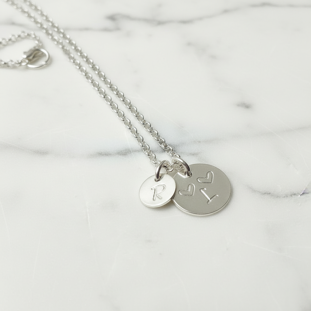Personalisierte Silberkette mit zwei runden Silberplättchen - Handgefertigter Namensschmuck mit individueller Prägung