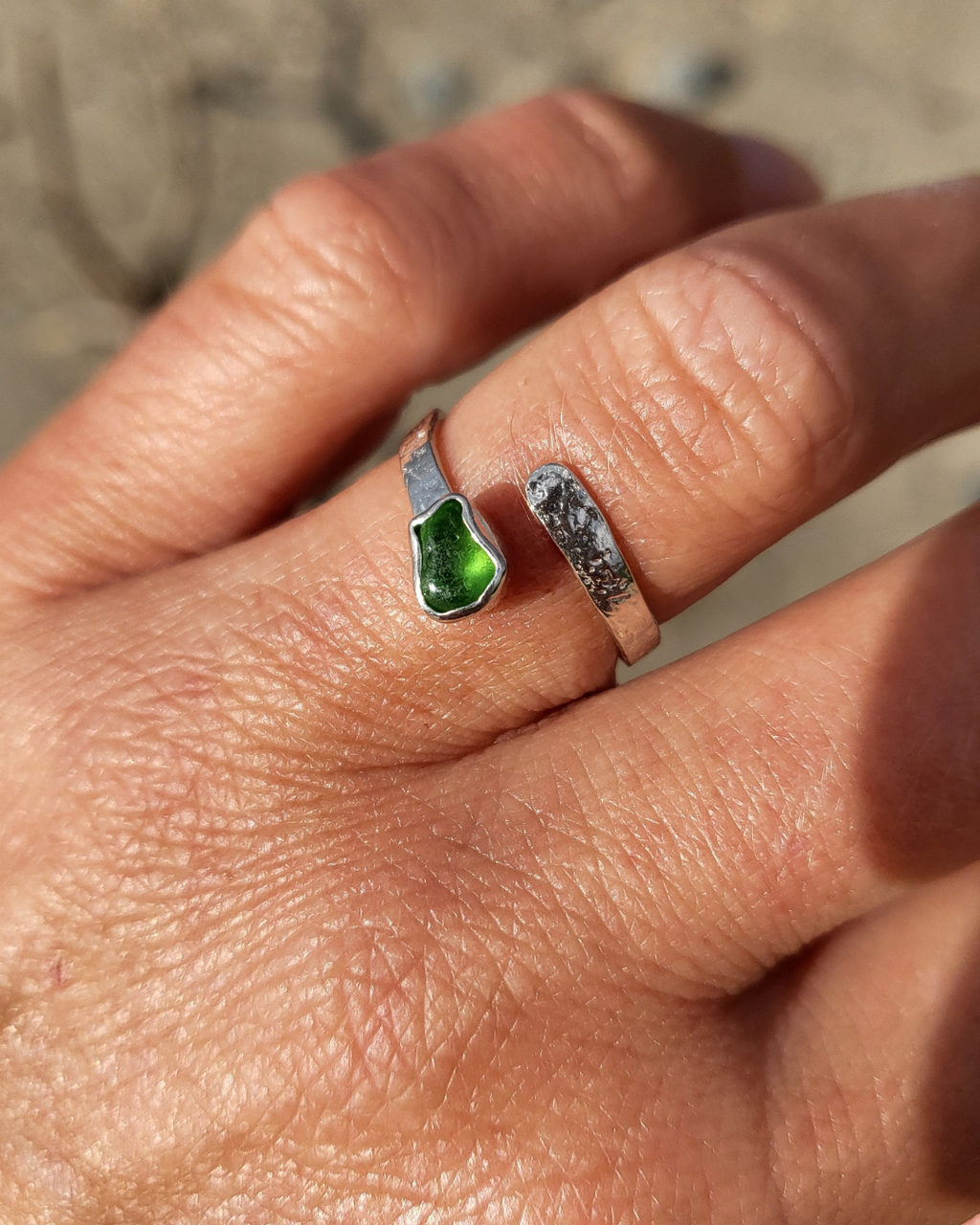 Einzigartiger Seeglasring im Schlangendesign mit grünem Seeglas – Handgefertigtes Unikat aus Rügen