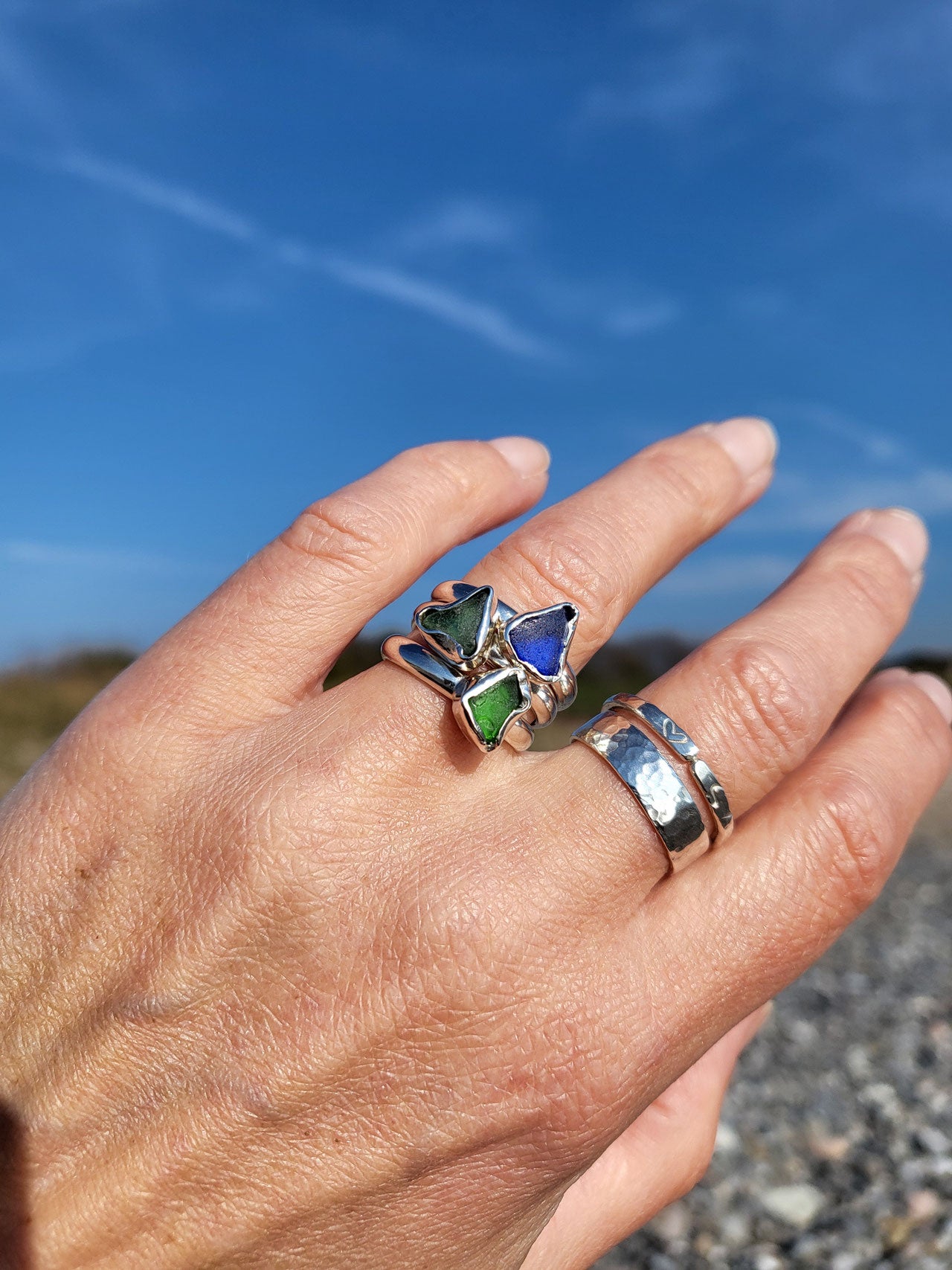 Zarter Silberring mit echtem Seeglas in strahlendem olivegrün - Handgefertigter Unikatschmuck aus 925 Sterling Silber