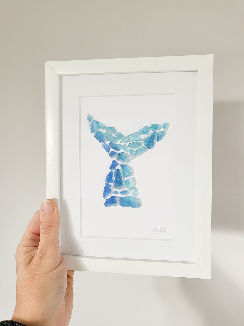 Einzigartiges Seeglasbild "Batik Flosse" - Handgefärbtes Ostseeglas in nachhaltigem Rahmen