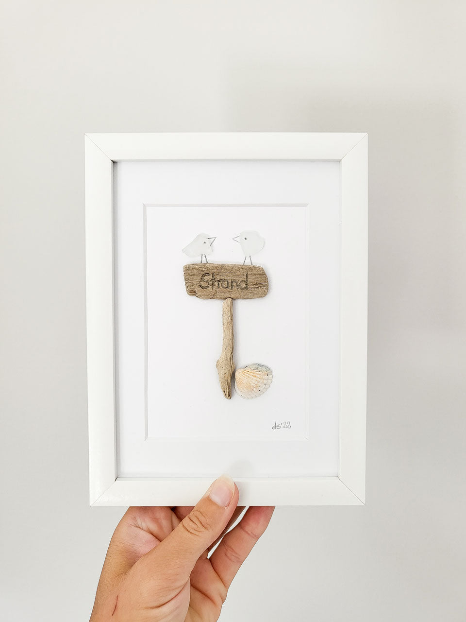 Seeglasbild Strand / Beach Schild - mit Treibholz, Muscheln und echtem Seeglas aus der Ostsee