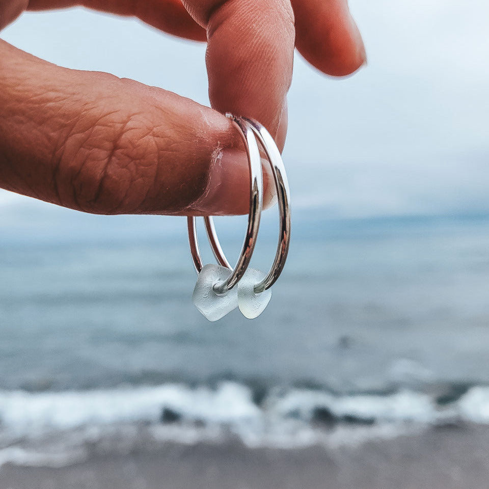 Federleichte Silber Creolen mit Seeglas - perfekt für den Alltag und die nächste Strandparty