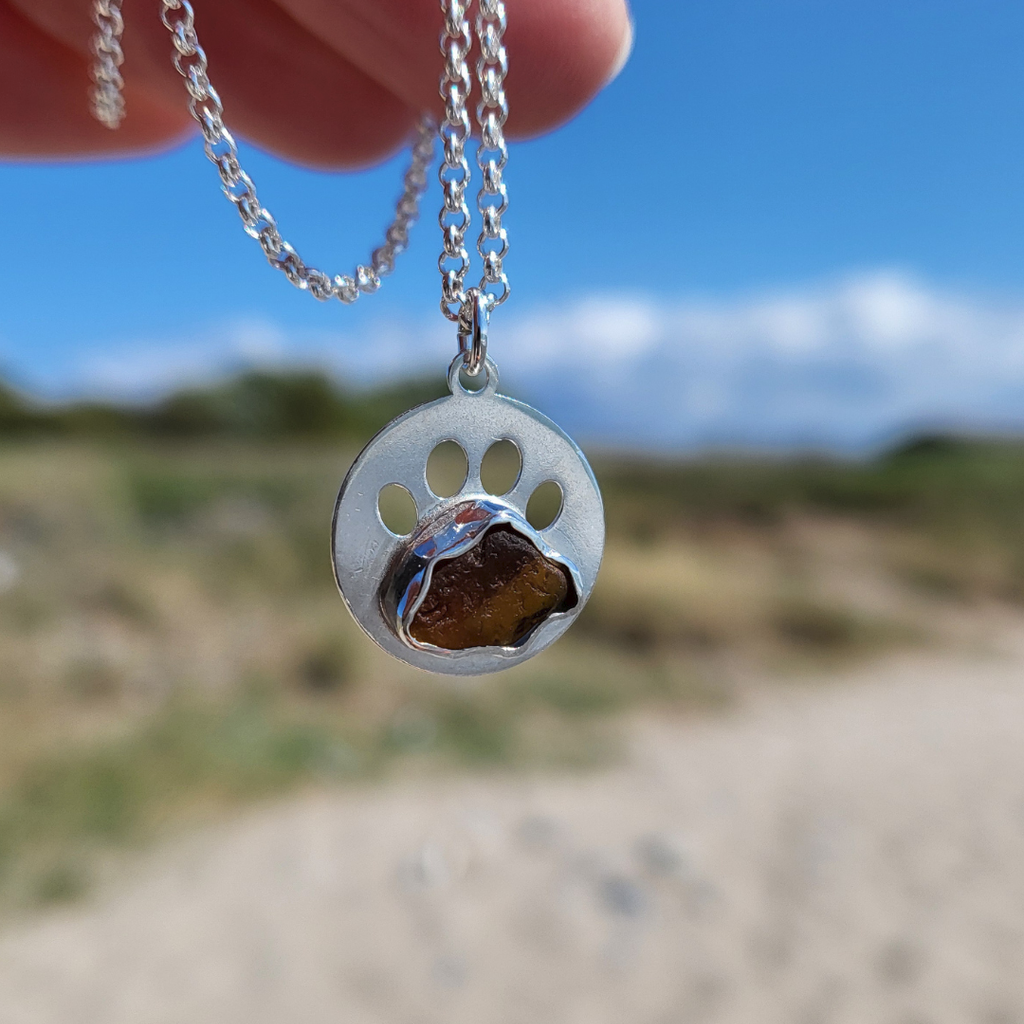Pfoten-Anhänger aus Silber mit braunem Seeglas – Für Tierliebhaber, die das Meer und ihre Fellnasen lieben!