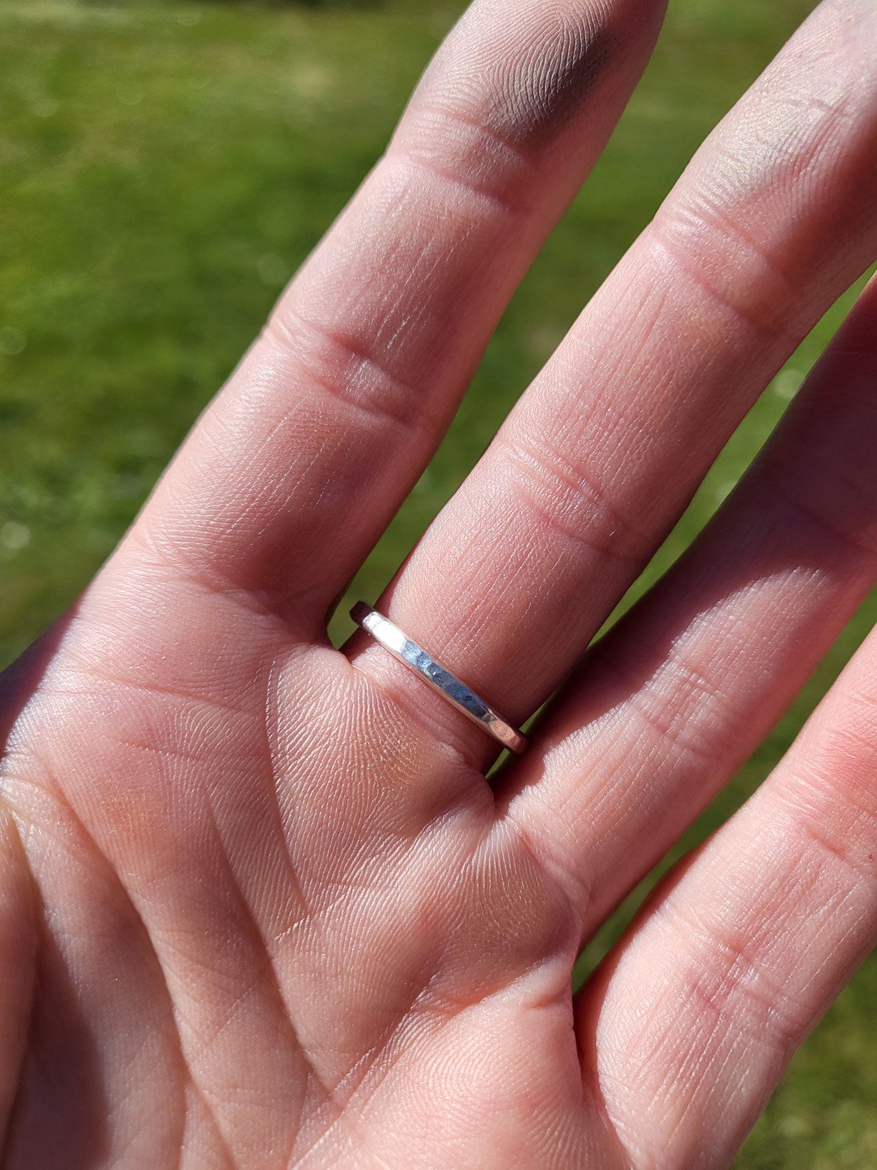 Zarter Umarmungsring – Dein persönliches Schmuckstück aus recyceltem Silber