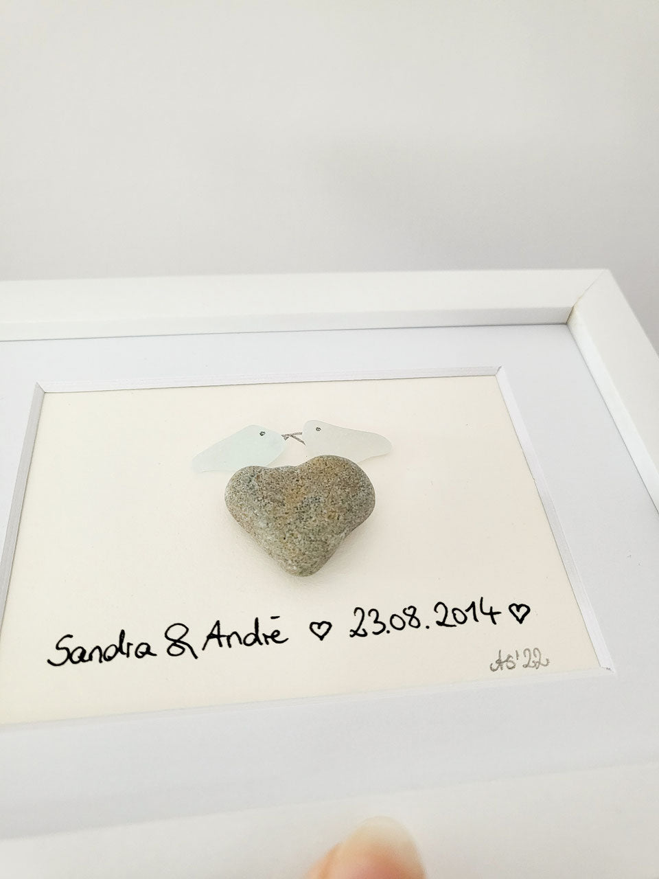 Seeglasbild Erster Kuss Personalisiert - mit einem Stein und echtem Seeglas aus der Ostsee