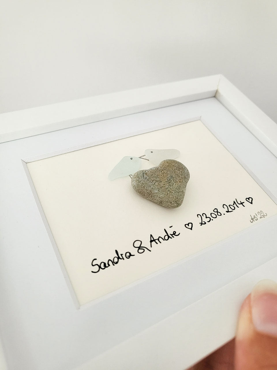 Seeglasbild Erster Kuss Personalisiert - mit einem Stein und echtem Seeglas aus der Ostsee