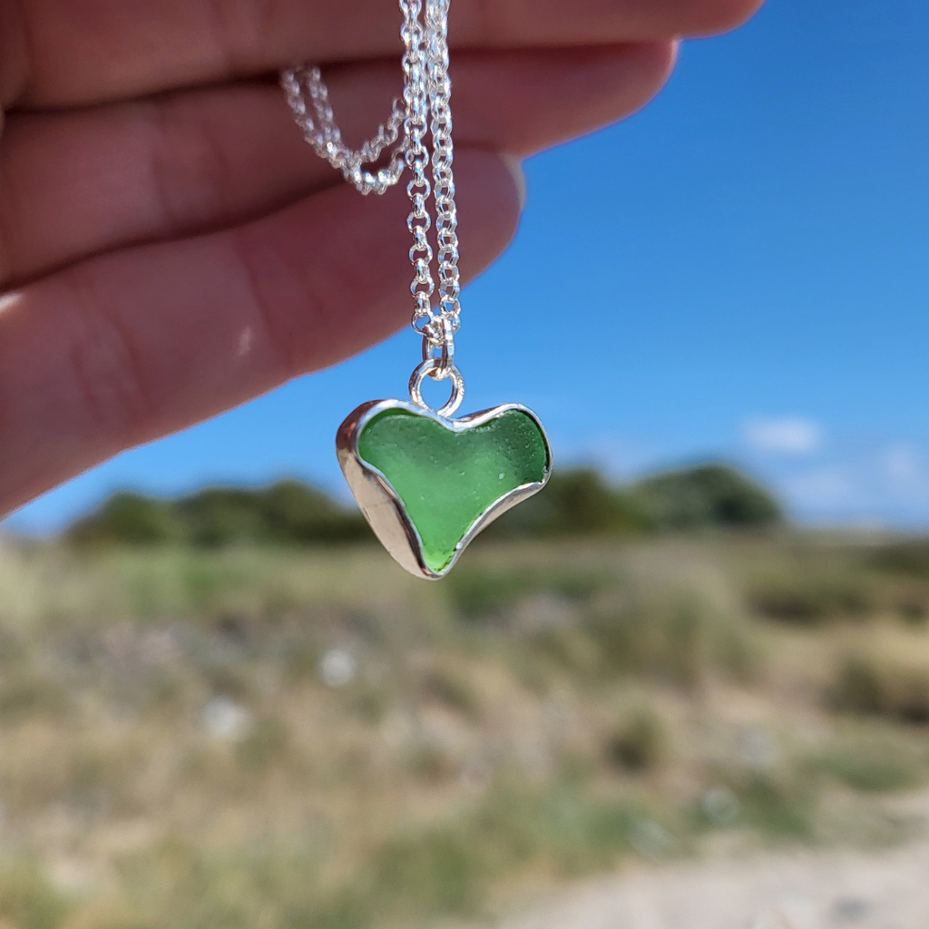 Einzigartige Seeglas-Herz-Kette mit leuchtend grünem Glas - ein Stück Küstenliebe nur für dich!