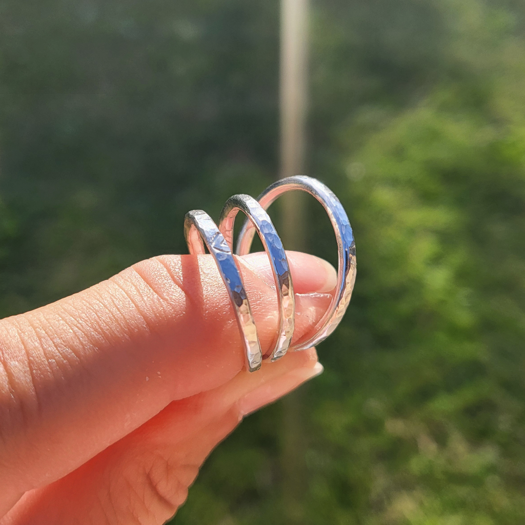 Vorsteckring Hammerschlag recyceltes Silber | handgeschmiedet stapelbar
Andressa Schmuck