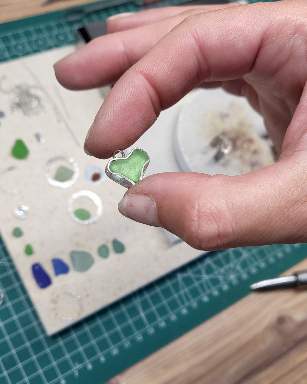 Einzigartige Seeglas-Herz-Kette mit leuchtend grünem Glas - ein Stück Küstenliebe nur für dich!